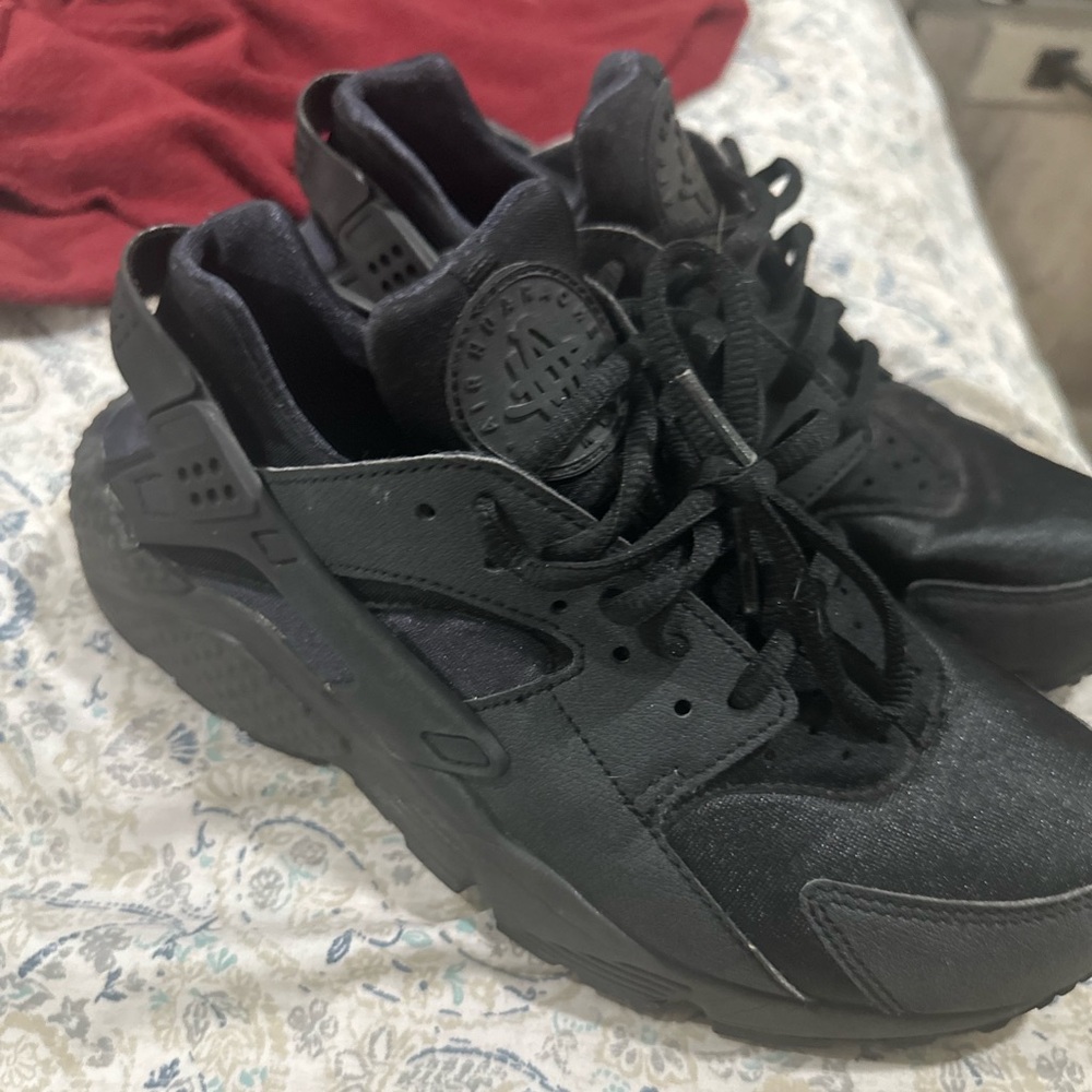 Women’s size 8 huaraches brand new in the box